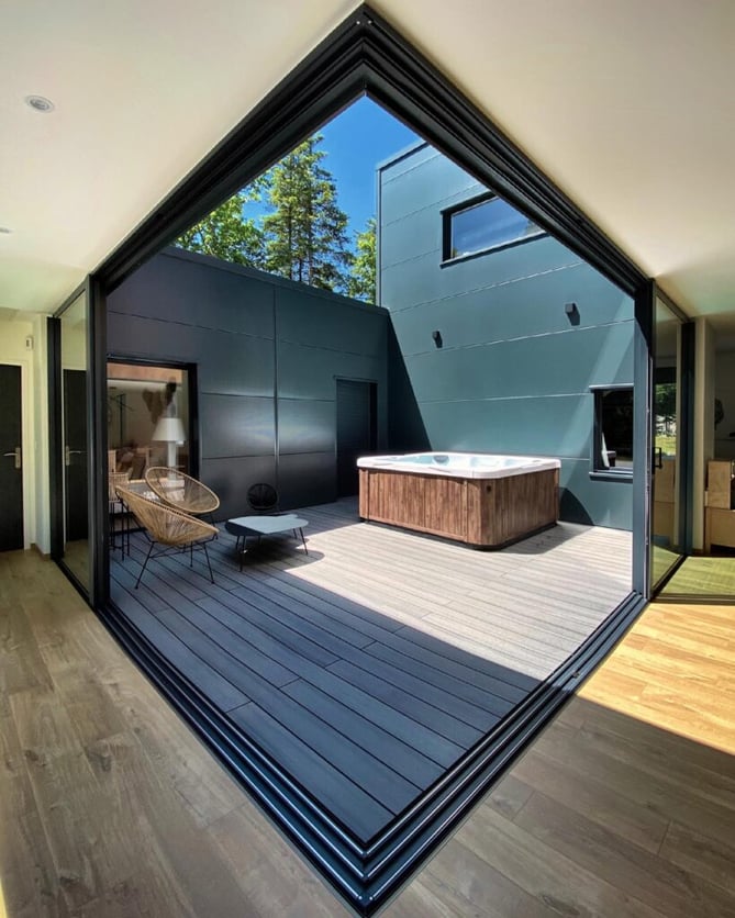 patio intérieur avec spa et terrasse moderne en composite ultraprotect anthra