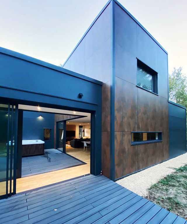 maison bardage métallique et terrasse composite