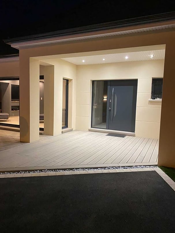 entrée de maison moderne avec revêtement de sol composite ultraprotect teinte sable
