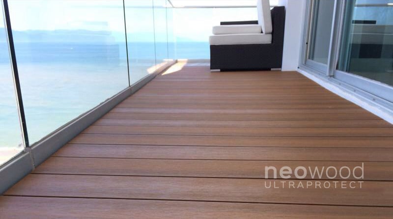 balcon avec revêtement de sol en bois composite UltraProtect