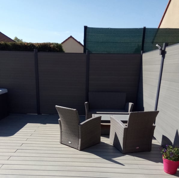 clôture composite assortie au mobilier et à la terrasse composite
