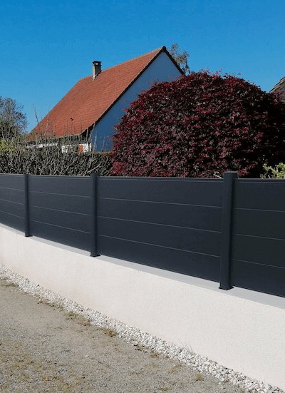 clôture sur muret en aluminium neowood