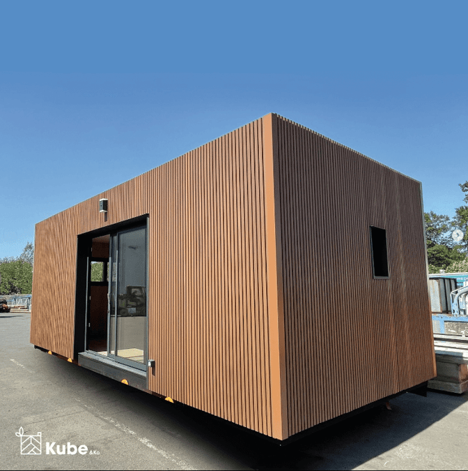 Maison container avec bardage en bois composite NEO teinte teck de neowood