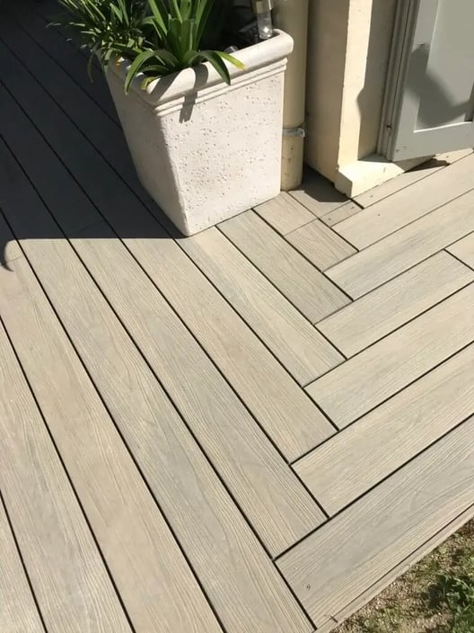terrasse composite teinte sable avec pose des lames à bâtons rompus