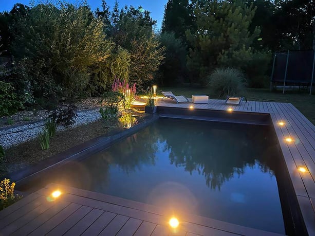 piscine naturelle et terrasse neowood vue de nuit