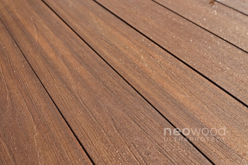 les lames de terrasse, terrasse bois composite neowood ultraprotect couleur teck finition naturelle grain du bois