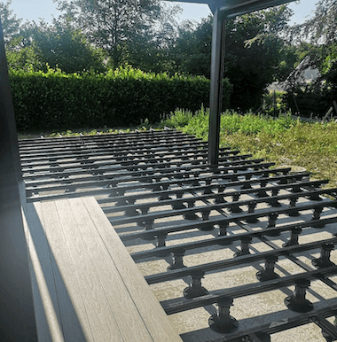 terrasse en bois composite sur plots réglables