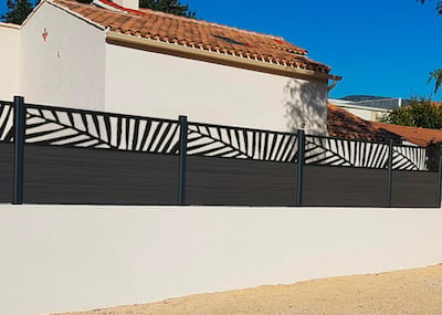 clôture sur muret avec panneau décoratif