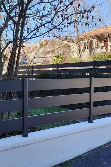 Exemple de clôture ajourée aluminium sur muret, photo via Pinterest