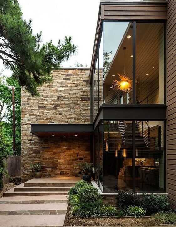 maison avec bardage en bois composite et mur en pierre