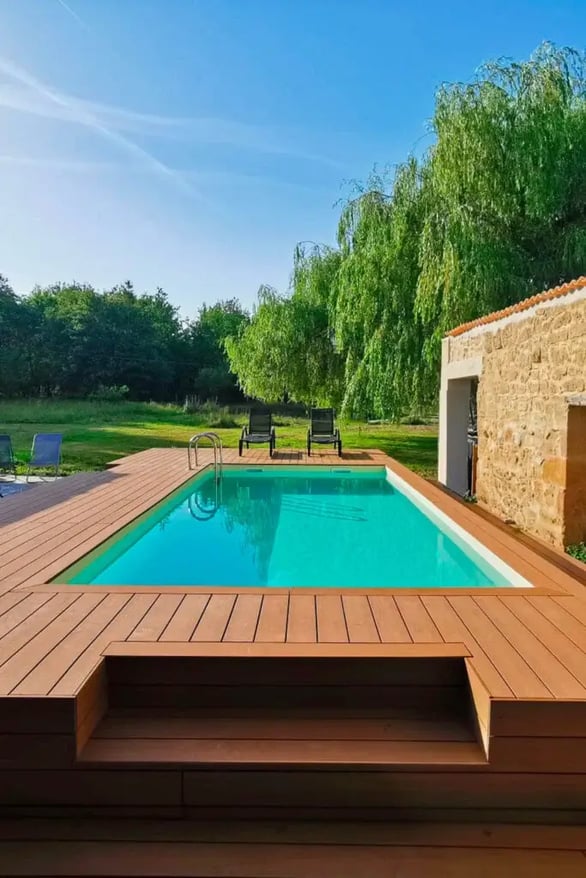 piscine hors sol en bois composite teinte teck