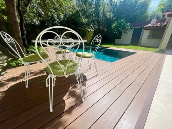 table et chaise de jardin sur terrasse composite
