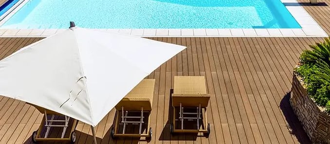 Terrasse de piscine en bois composite UltraProtect teinte teck