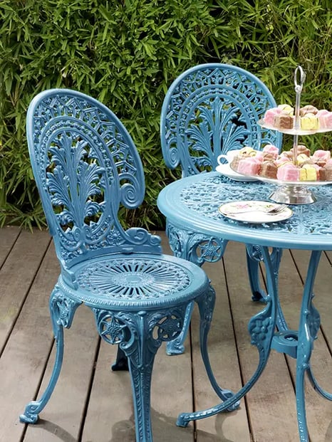 chaise et table de jardin style vintage rétro
