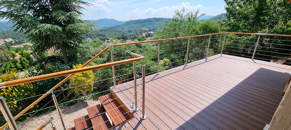 terrasse suspendue en bois composite
