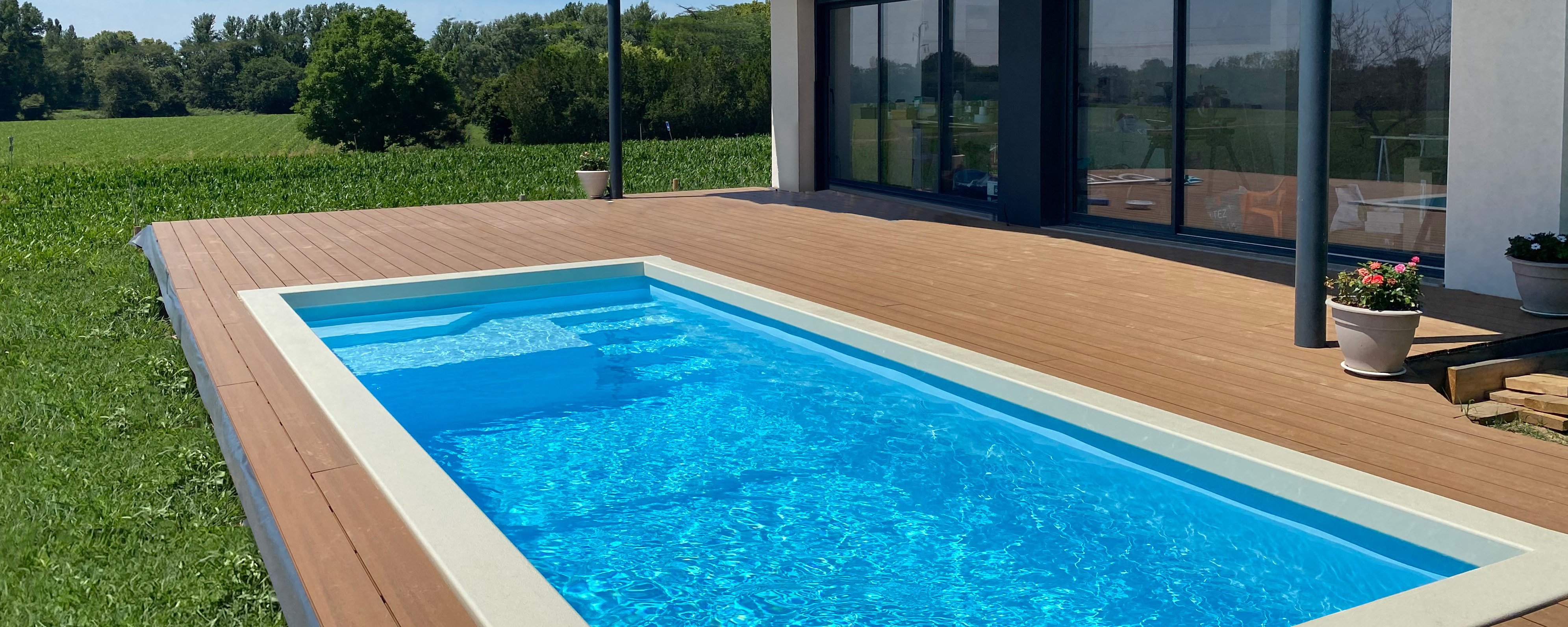 contour de piscine avec terrasse composite