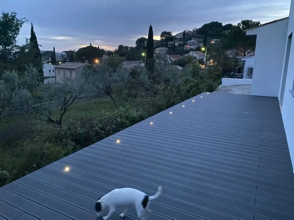 terrasse bois composite avec éclairage spot LED