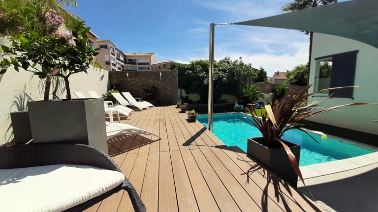 terrasse composite en été avec piscine