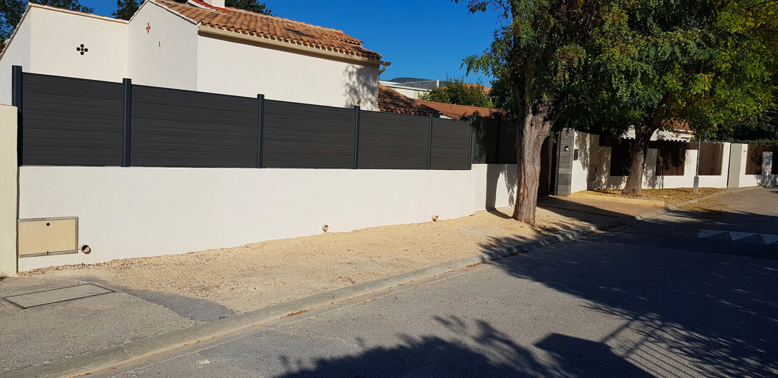 Muret Devant Maison Moderne