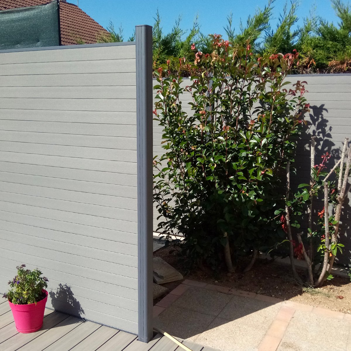 La clôture composite : pour profiter de votre jardin en toute discrétion !
