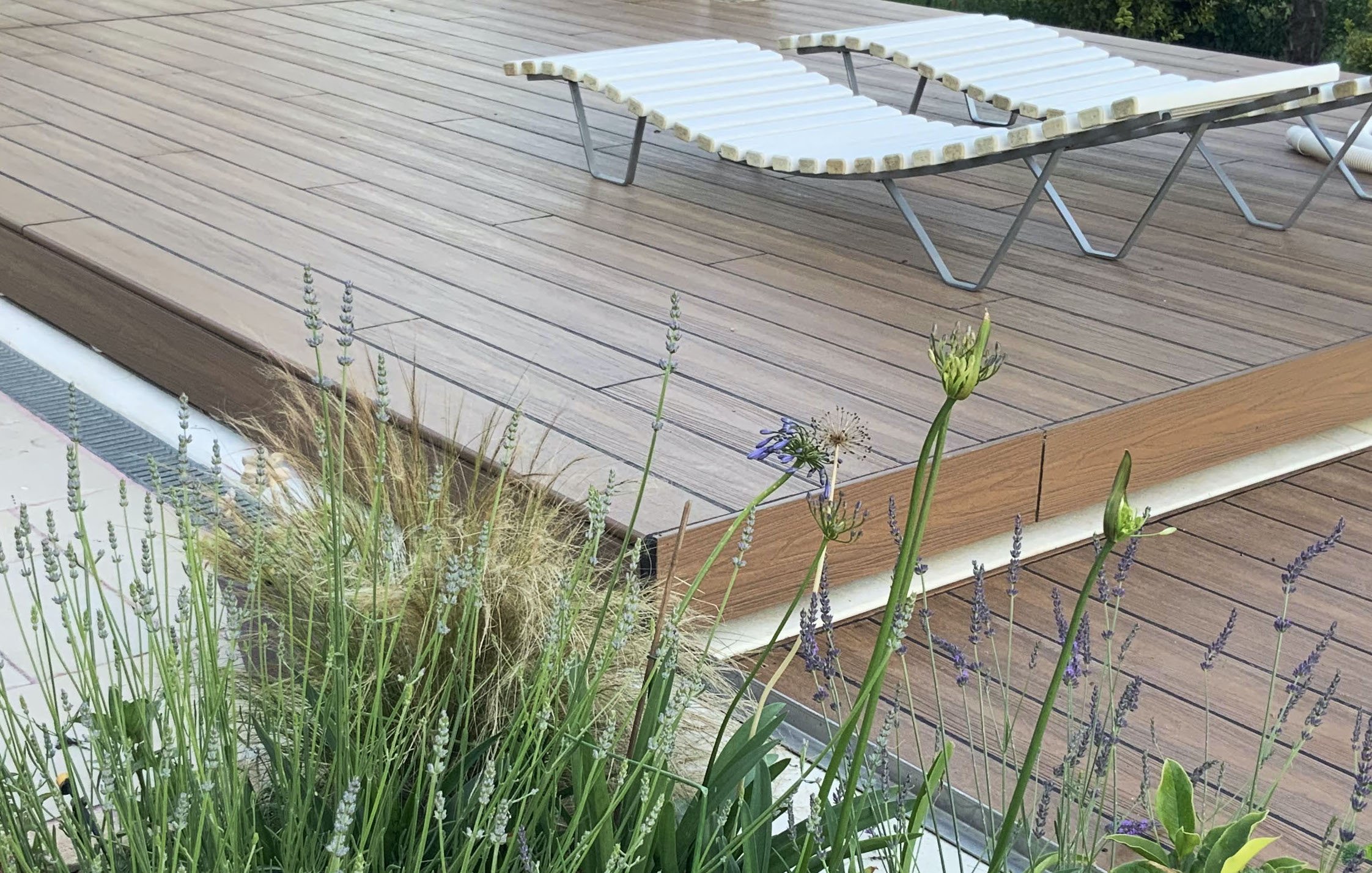 À quelle hauteur placer sa terrasse en bois composite ?