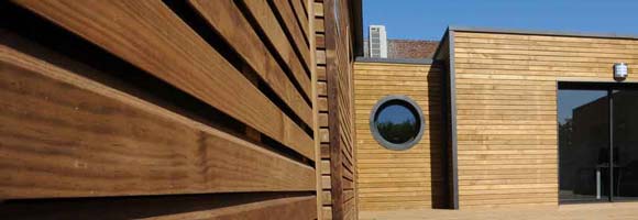 Comment poser un bardage ajouré en bois composite facilement