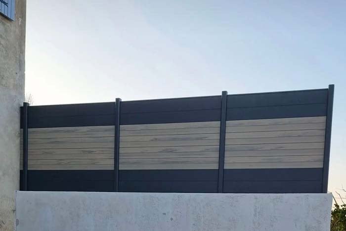 Comment poser une clôture rigide en bois composite ?