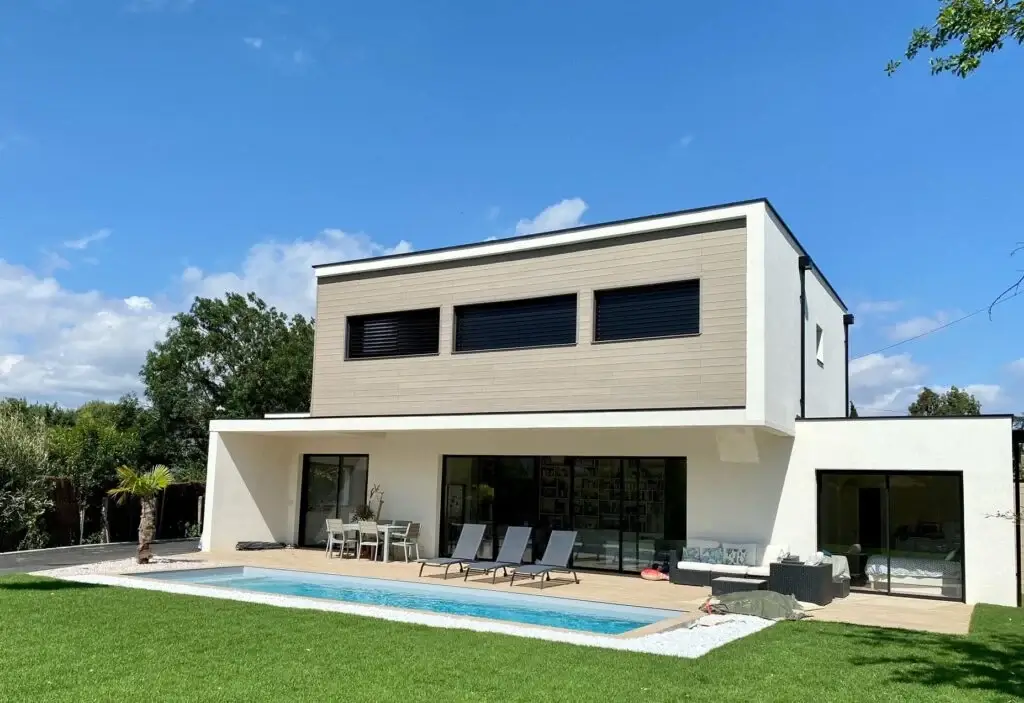 maison tendance avec façade badrage composite design teinte sable
