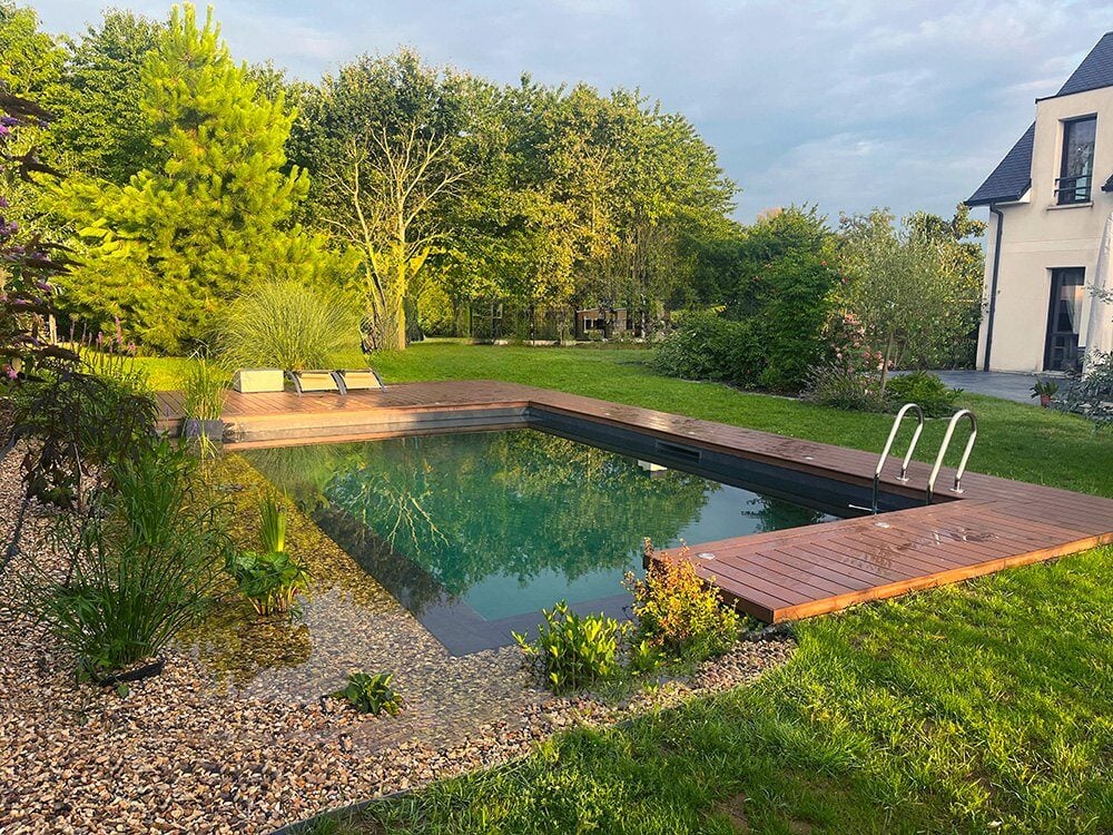 piscine naturelle et terrasse composite neowood