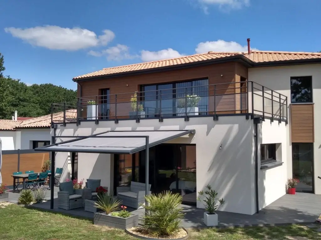 maison tendance avec bardage terrasse et clôture composite UltraProtect par neowood