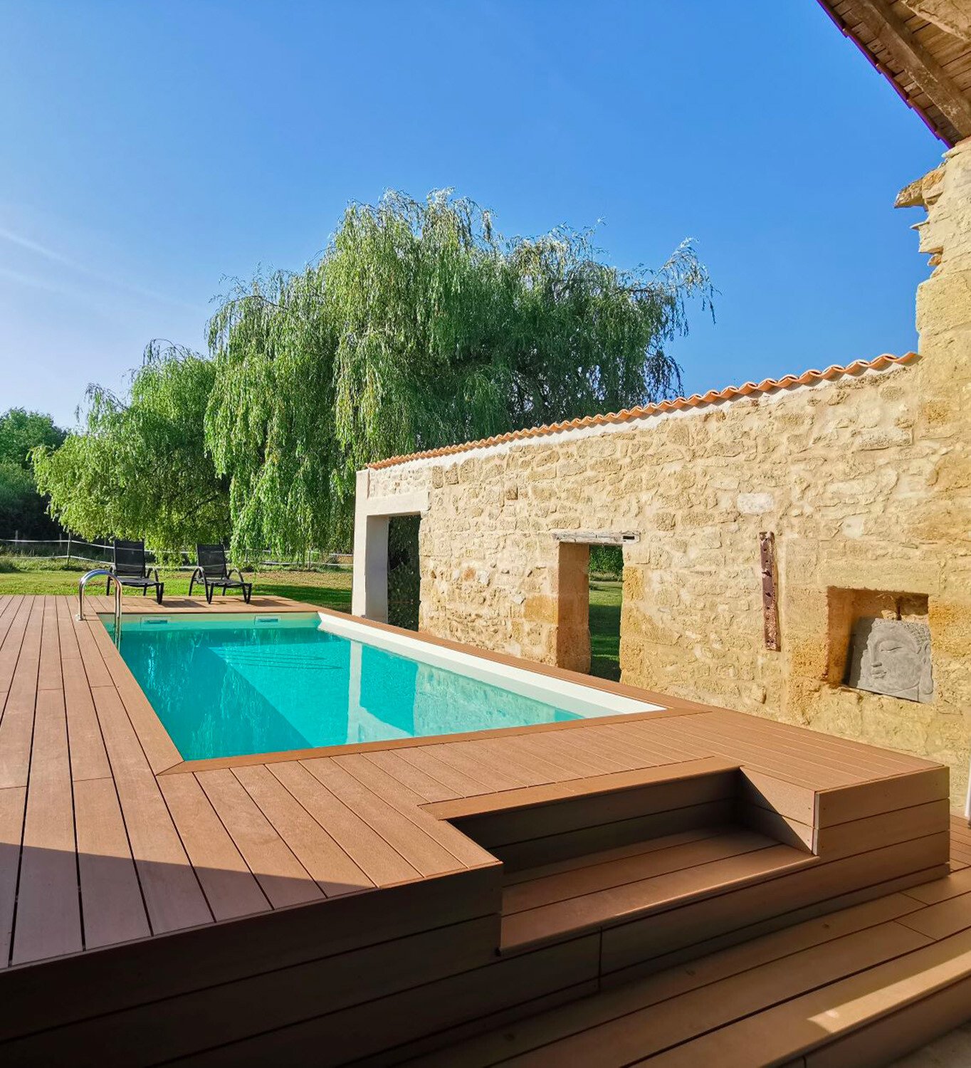 Pose de terrasse en bois autour d’une piscine : le guide spécial composite