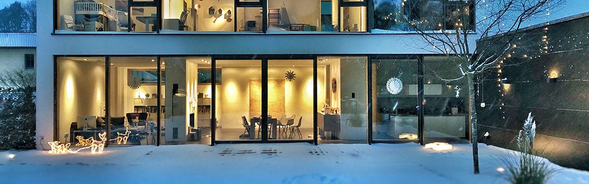 terrasse maison moderne sous la neige